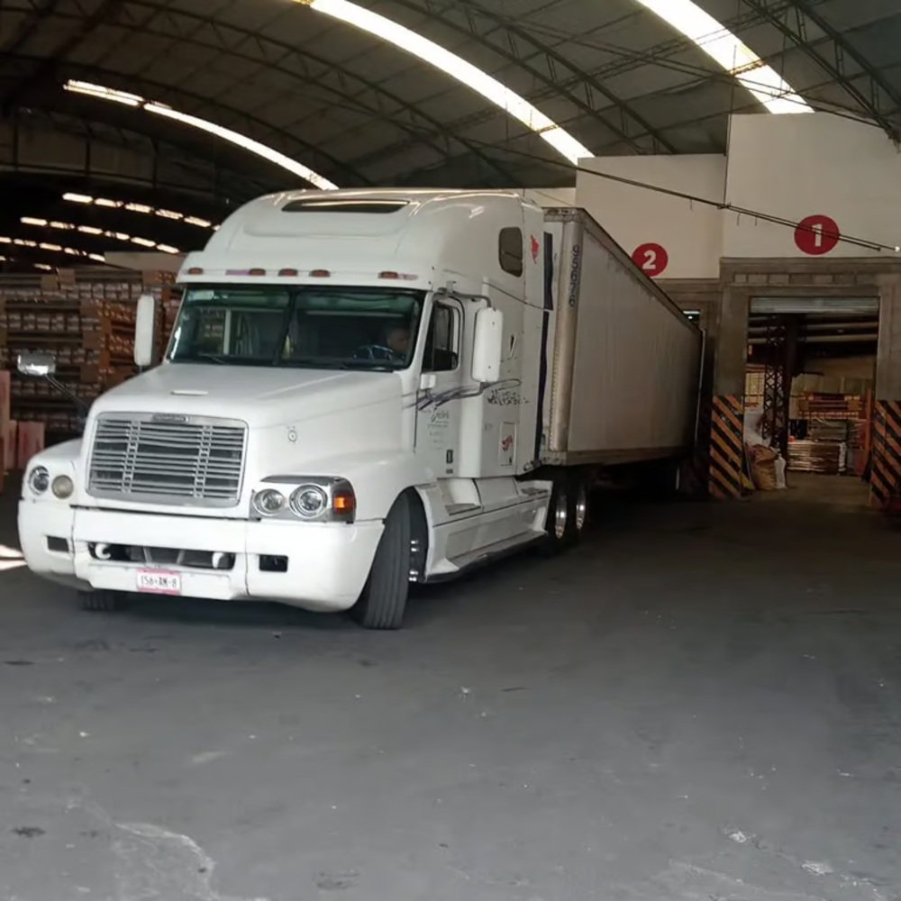 Unidad cargando en almacén